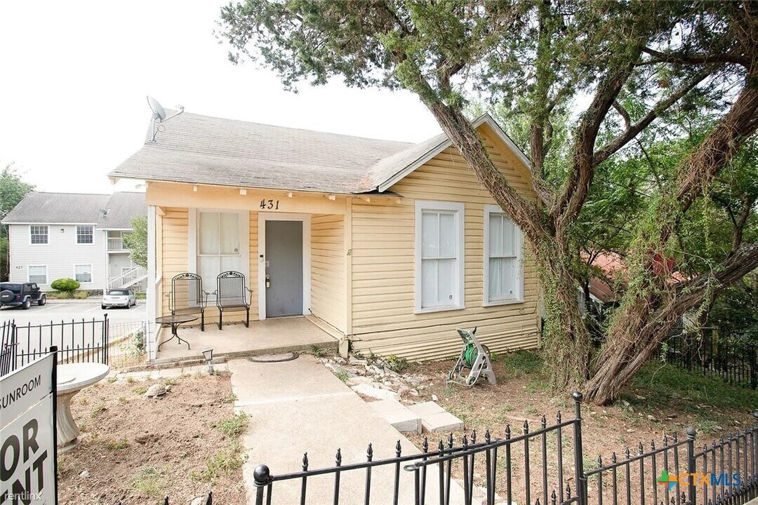 431 Lindsey St in San Marcos, TX - Building Photo