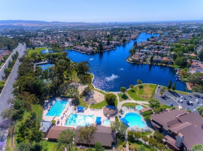 21708 Lake Vista Dr in Lake Forest, CA - Foto de edificio - Building Photo