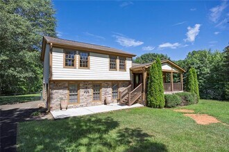 2460 Sims Dr NE in Marietta, GA - Foto de edificio - Building Photo