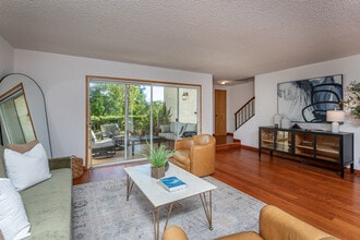 7727 Via Capri in Burbank, CA - Foto de edificio - Building Photo