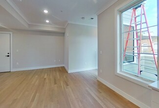 104 Warren St, Unit 7 in Boston, MA - Foto de edificio - Building Photo