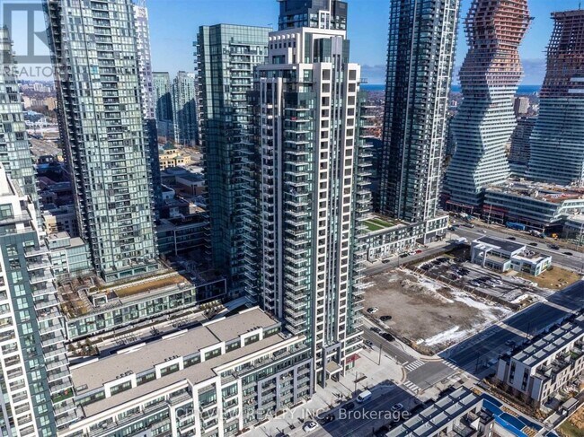 4055-4055 Parkside Village Dr in Mississauga, ON - Building Photo - Building Photo