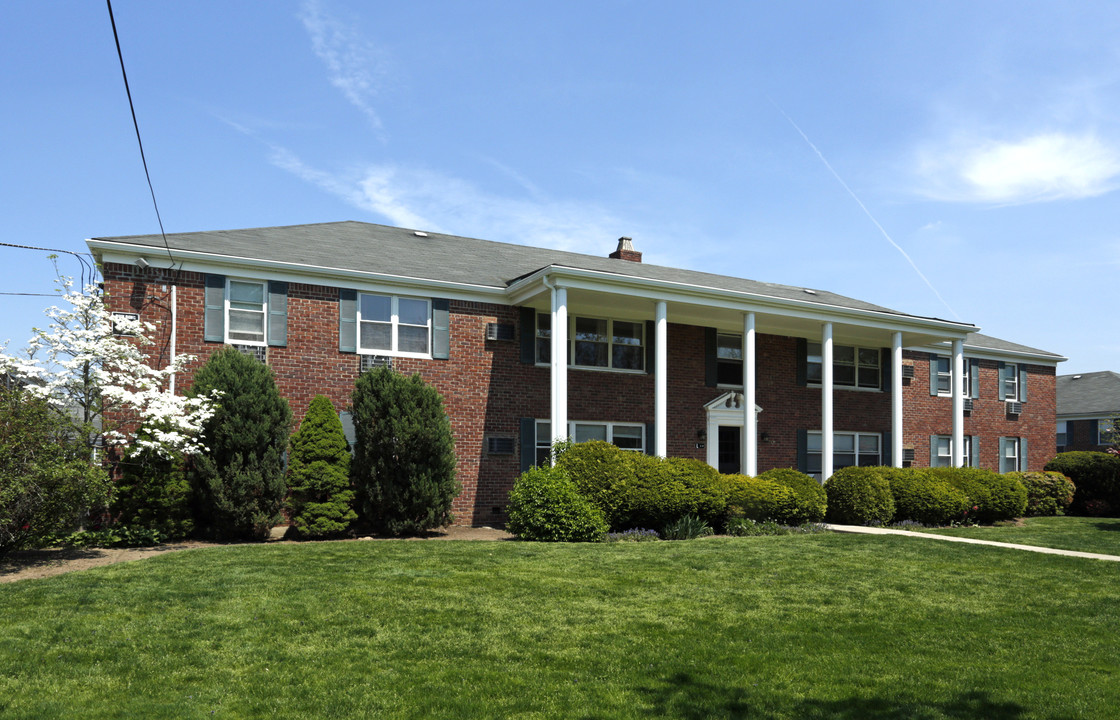 New England Village in Summit, NJ - Building Photo