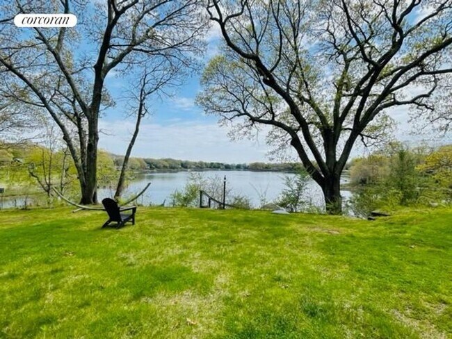 12 Cove Way in Shelter Island, NY - Building Photo - Building Photo