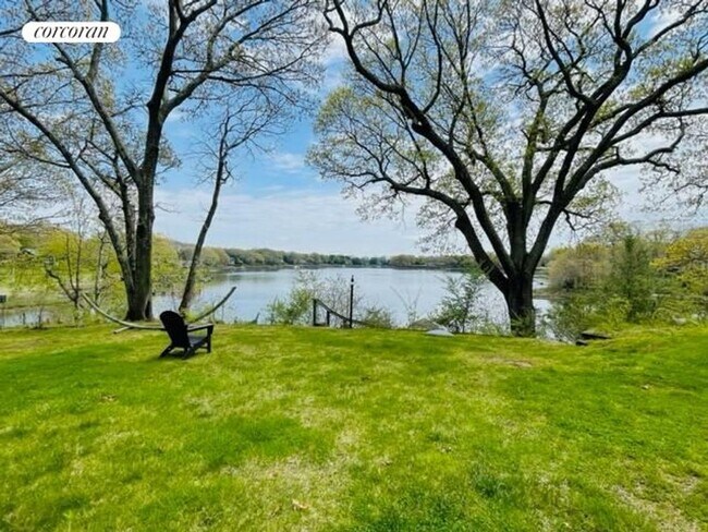 12 Cove Way in Shelter Island, NY - Foto de edificio - Building Photo