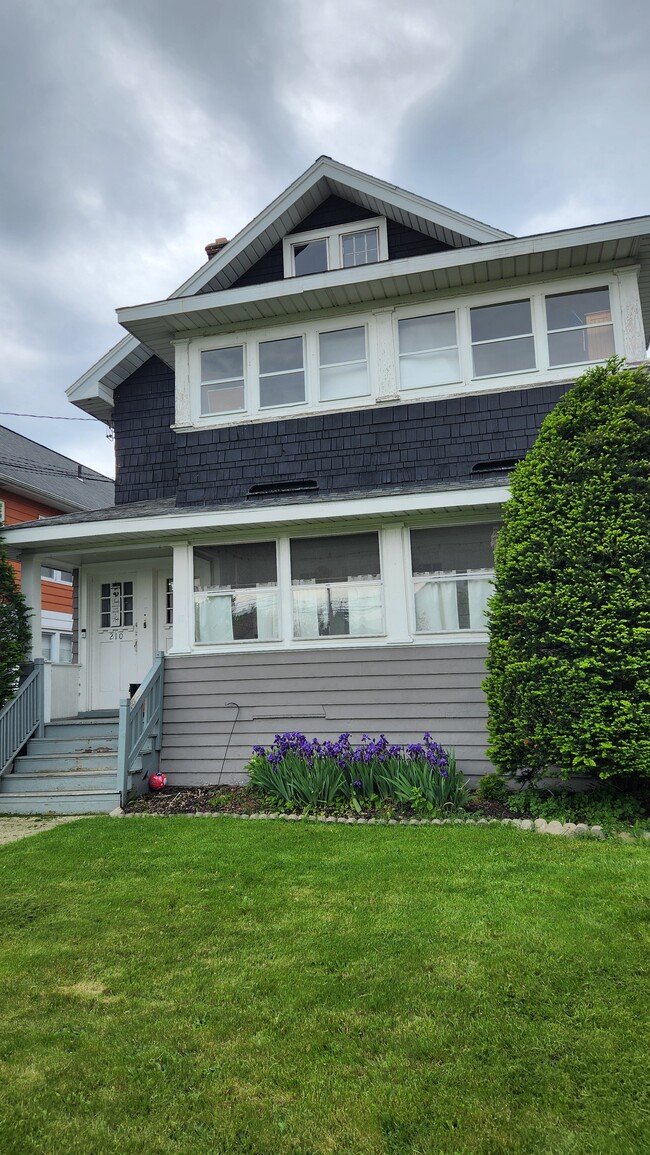 210 Woodbine Ave, Unit Second floor