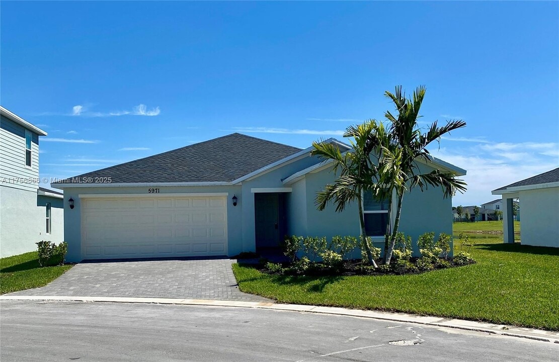 5971 Pickering Dr in Port St. Lucie, FL - Foto de edificio