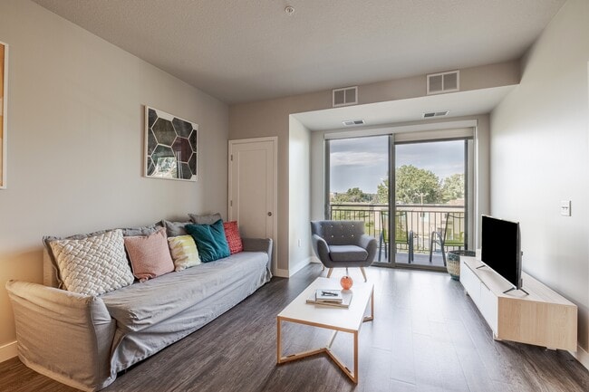 Hello Apartments in Golden Valley, MN - Foto de edificio - Building Photo