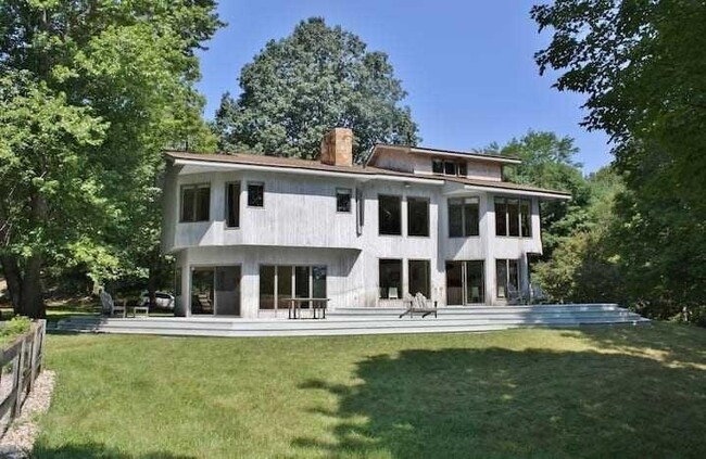 242 Lake Dr in Rhinebeck, NY - Building Photo - Building Photo