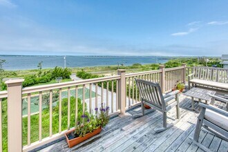 40 Dune Rd in Hampton Bays, NY - Building Photo - Building Photo