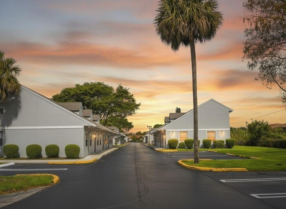 5213 Wallis Rd in West Palm Beach, FL - Building Photo