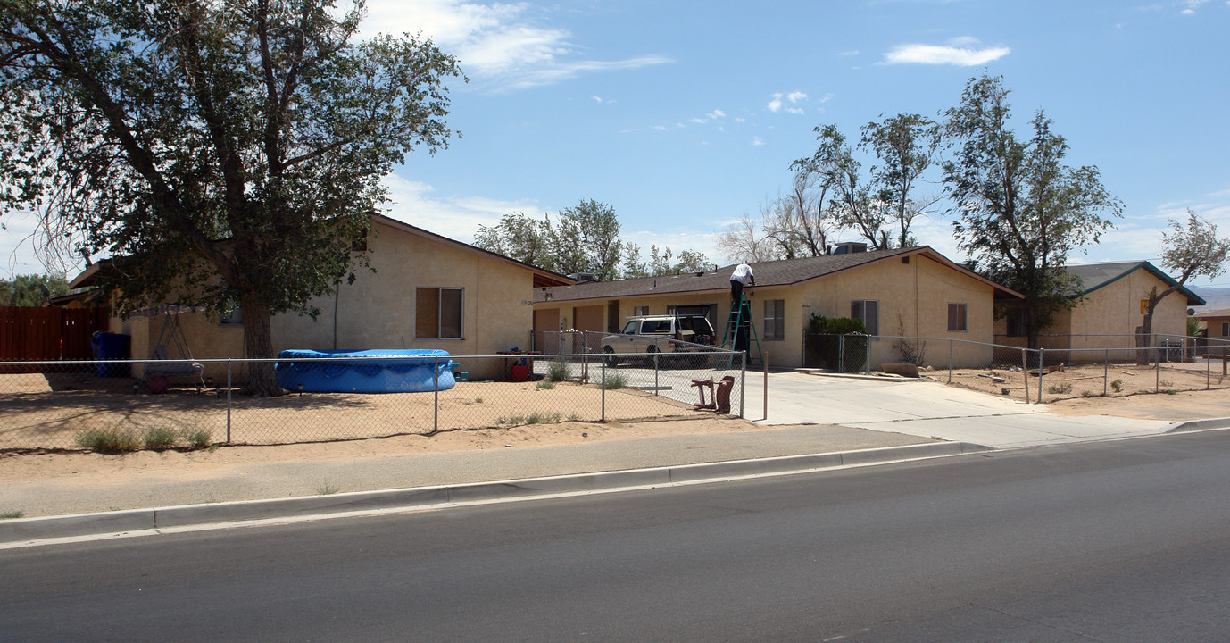 12947 Navajo Rd in Apple Valley, CA - Foto de edificio