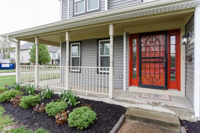 241 E Fall Creek Parkway South Dr in Indianapolis, IN - Foto de edificio - Building Photo