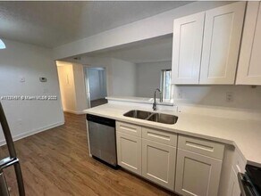 200 Palm Cir W in Pembroke Pines, FL - Building Photo - Building Photo