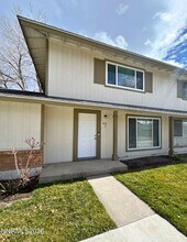 835 Ridgewood Dr in Sparks, NV - Building Photo - Building Photo