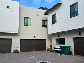 8364 NW 43rd St in Doral, FL - Foto de edificio - Building Photo