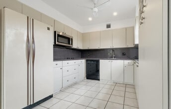 101 SW 132nd Way in Pembroke Pines, FL - Building Photo - Building Photo