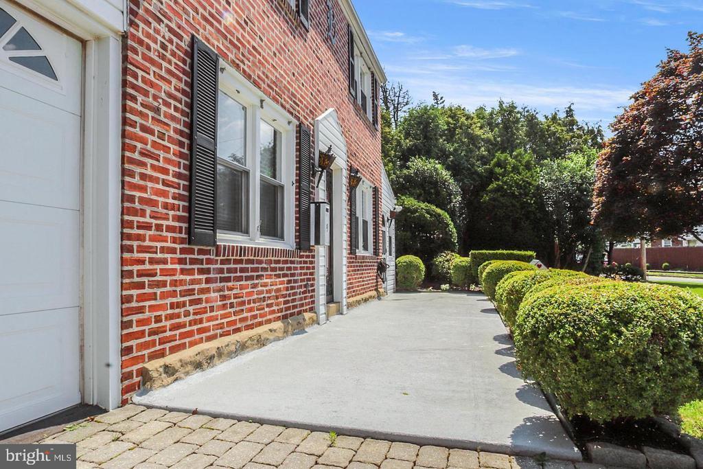9 Strathaven Dr in Broomall, PA - Building Photo