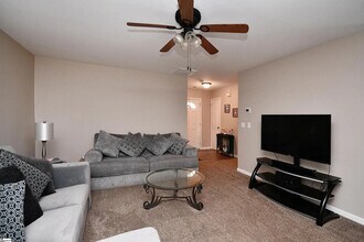 4 Riverbed Dr in Greenville, SC - Foto de edificio - Building Photo