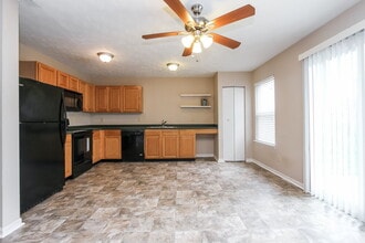 105 Winterwood Dr in Greenwood, IN - Foto de edificio - Building Photo