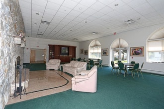 The Waterfalls 55+ in Lake Ronkonkoma, NY - Foto de edificio - Interior Photo