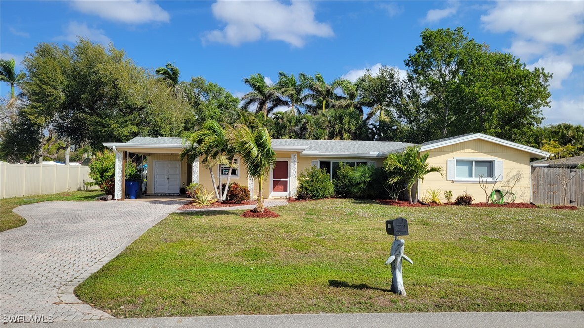 1403 Davis Dr in Ft. Myers, FL - Building Photo