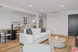 3305 Ocean Front Walk in Marina Del Rey, CA - Building Photo - Building Photo