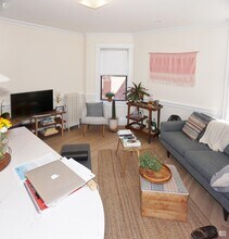 1334 Commonwealth Avenue, Unit 10 in Boston, MA - Foto de edificio - Building Photo