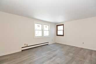 3 Holly Ln in Londonderry, NH - Building Photo - Building Photo