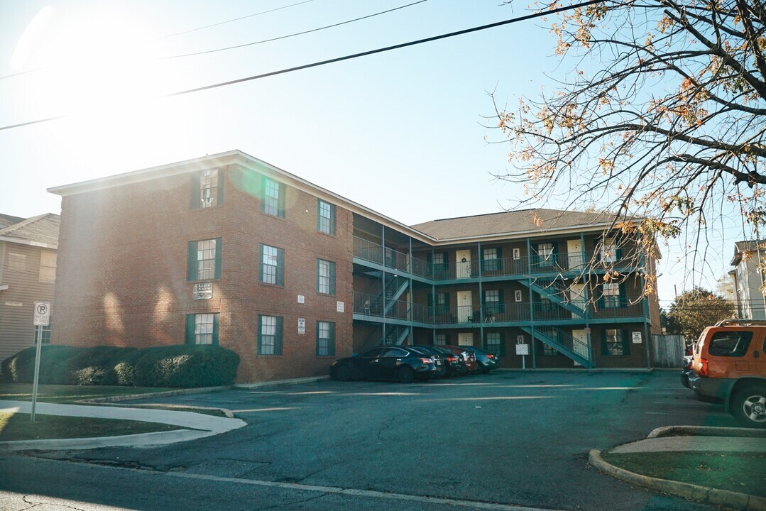 College Place in Tuscaloosa, AL - Building Photo