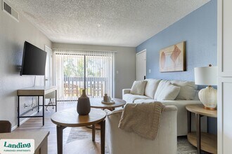 5704 W Thomas Rd in Phoenix, AZ - Foto de edificio - Building Photo