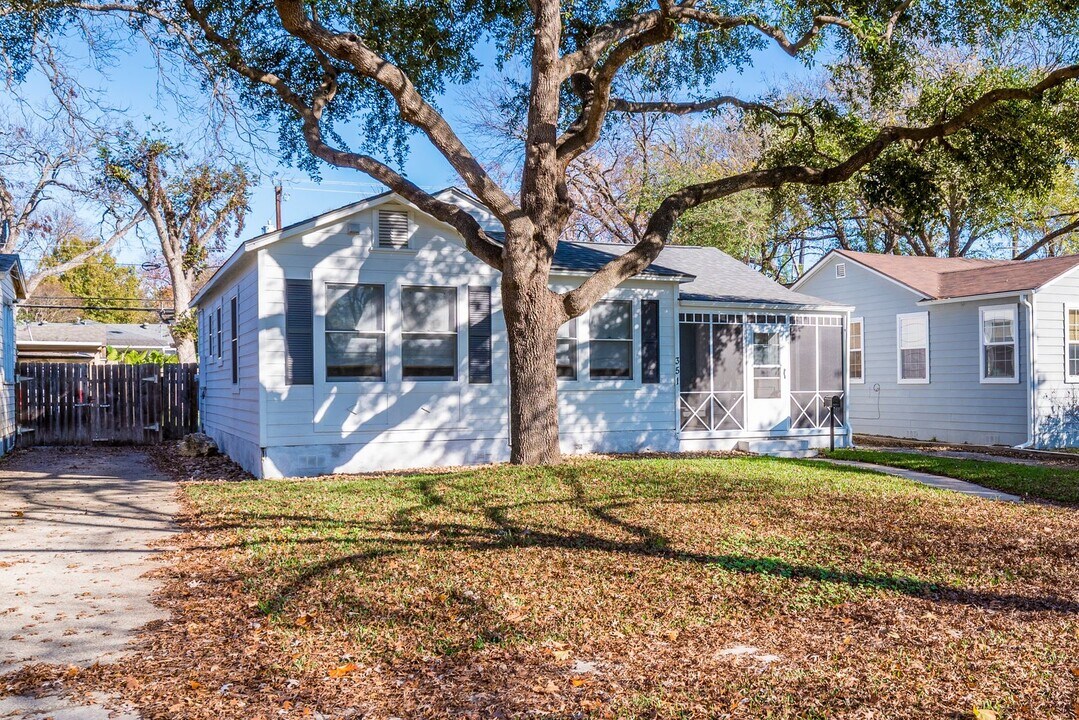 351 Redwood St in San Antonio, TX - Building Photo