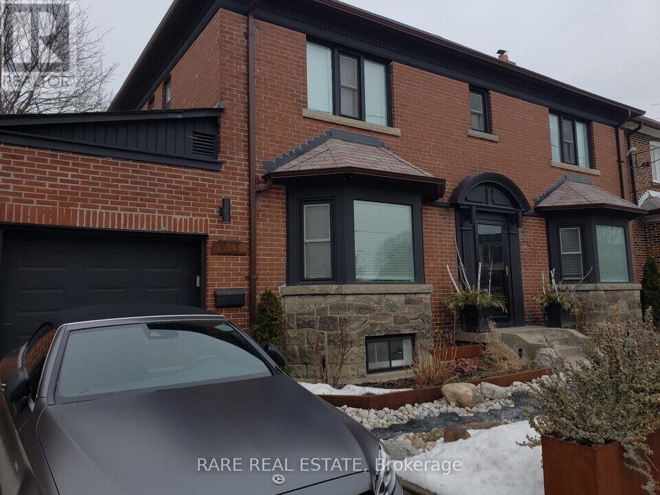463 Donlands Ave in Toronto, ON - Building Photo