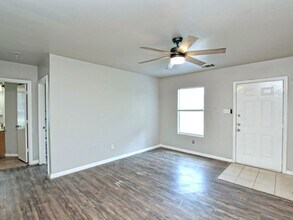 6121 Ponca St in Austin, TX - Foto de edificio - Building Photo