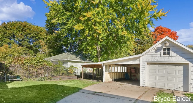 1350 Davis Ave NW in Grand Rapids, MI - Foto de edificio - Building Photo