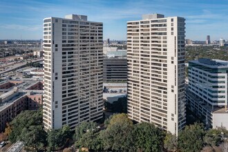 The Greenway in Houston, TX - Building Photo - Building Photo