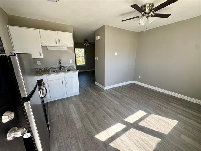 410 S College Dr in Keene, TX - Foto de edificio - Building Photo