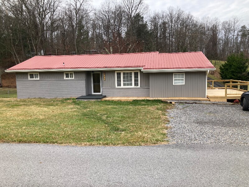 222 Bank Dr in Fall Branch, TN - Building Photo