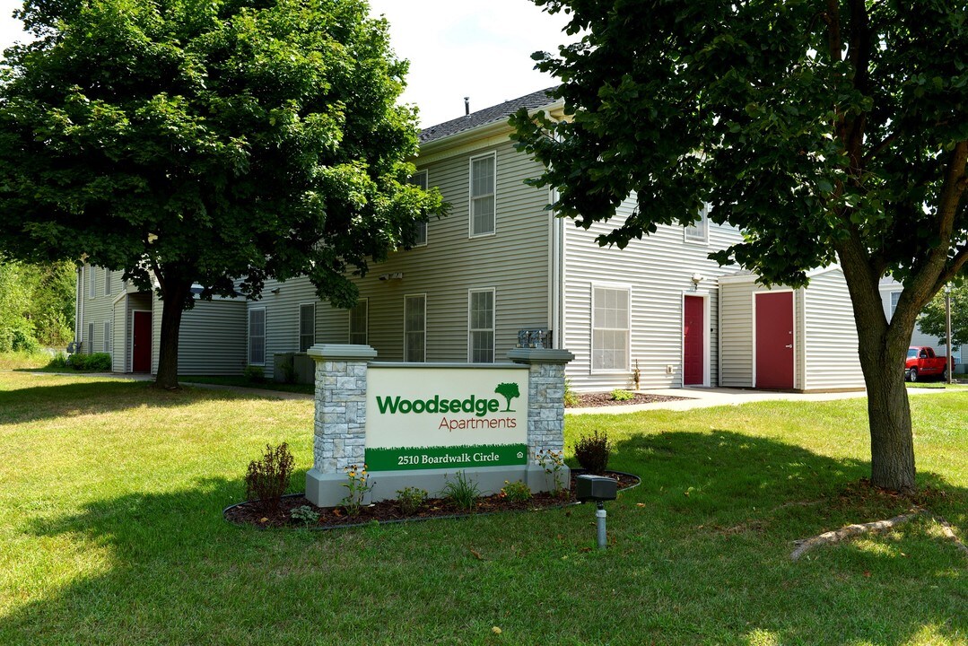 Woodsedge in Eau Claire, WI - Foto de edificio