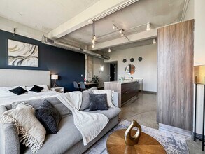 555 Evergreen St in Dallas, TX - Building Photo - Building Photo