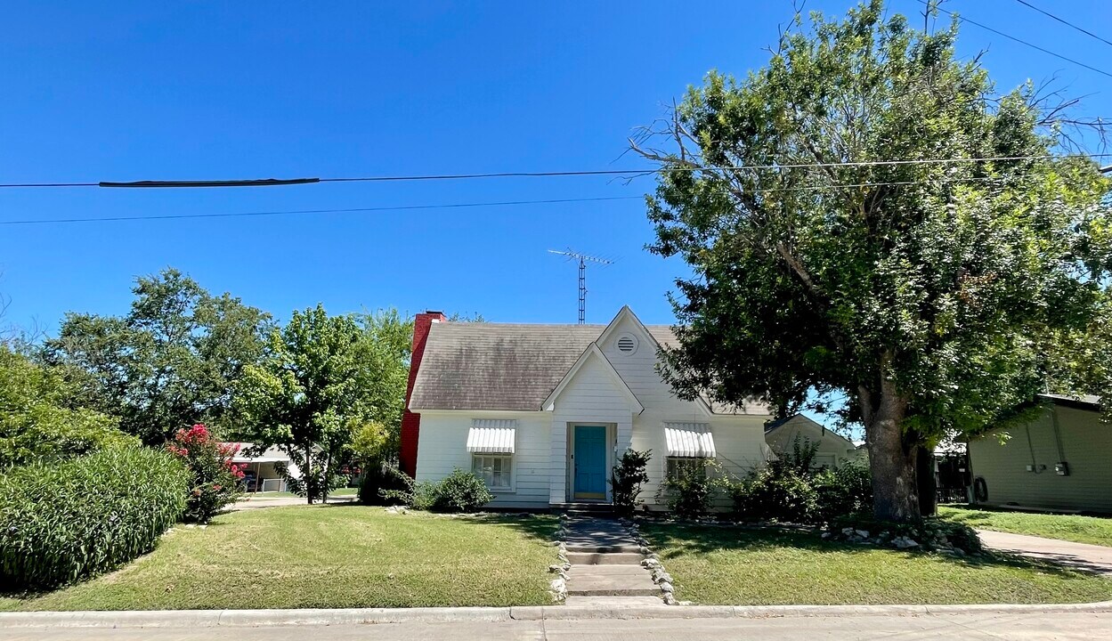 1002 W 3rd St in Clifton, TX - Building Photo