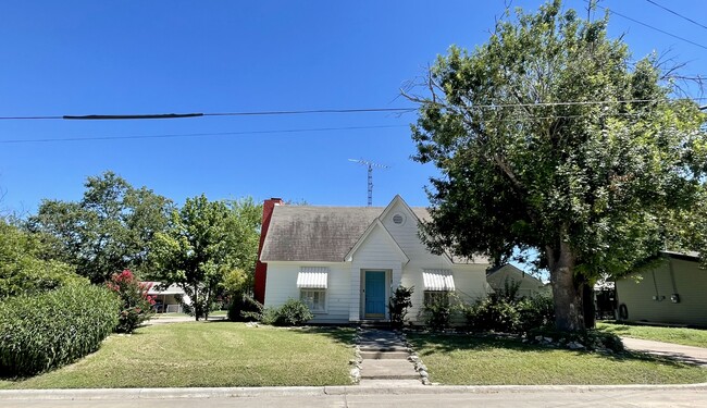 property at 1002 W 3rd St