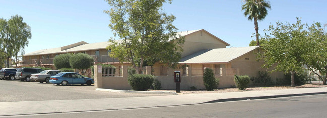 Paradise Lane in Phoenix, AZ - Building Photo - Building Photo