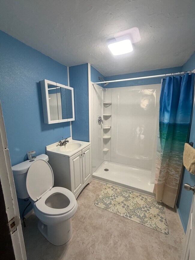 162 Marshall St, Unit 2 in Fitchburg, MA - Foto de edificio - Building Photo