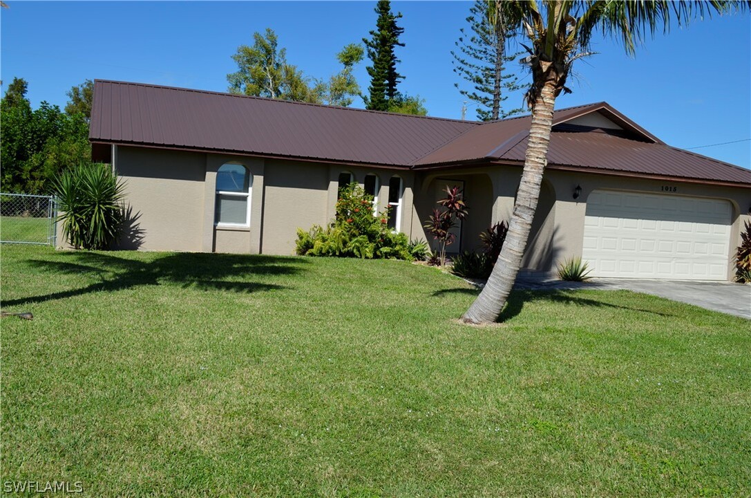 1015 SE 25th Terrace in Cape Coral, FL - Foto de edificio