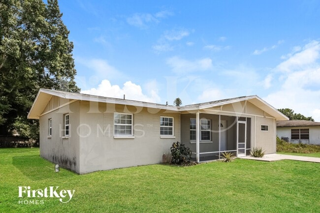 2326 Barcelona Ave in Ft. Myers, FL - Foto de edificio - Building Photo