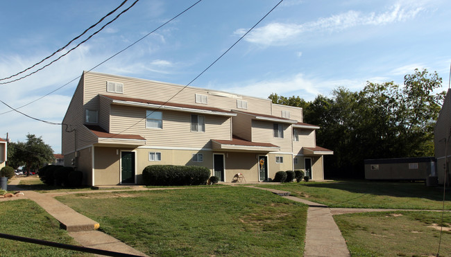 Pride Gardens Apartments in Flora, MS - Building Photo - Building Photo