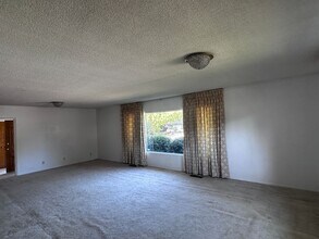 3843 Dalehurst Dr in Bakersfield, CA - Building Photo - Building Photo