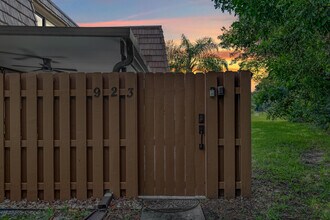 923 Springdale Cir in Palm Springs, FL - Building Photo - Building Photo