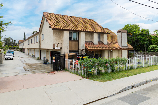 12122 Ferris Rd in El Monte, CA - Foto de edificio - Building Photo